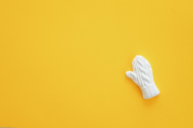 Una figura de yeso de un guante de invierno sobre un fondo de color