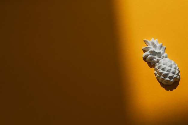 Una figura de yeso de una piña sobre un fondo de color