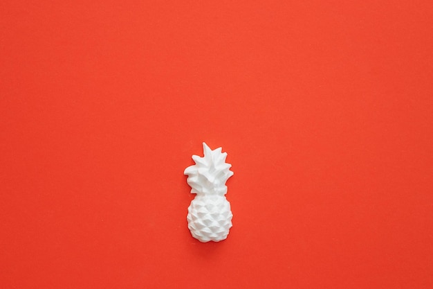 Una figura de yeso de una piña sobre un fondo de color