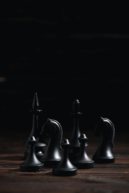 Figuras de ajedrez en superficie texturizada aisladas en negro