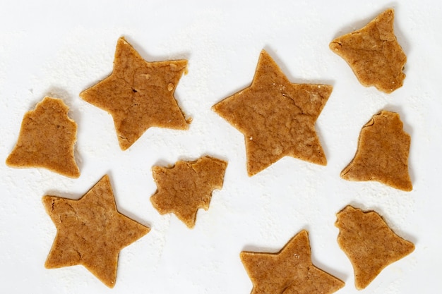 Foto figuras de año nuevo de masa, preparadas para hornear en horno.