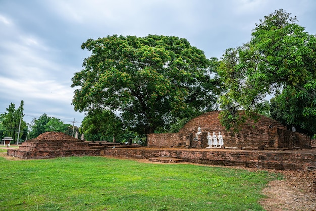 Figuras antigas de buda no templo sri sukhot é um antigo templo budista no palácio de chan é um templo budista é uma grande atração turística em phitsanuloktailândia