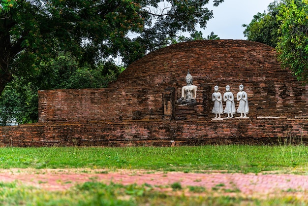 Figuras antigas de buda no templo SRI SUKHOT é um antigo templo budista no Palácio de Chan é um templo budista É uma grande atração turística em PhitsanulokTailândia