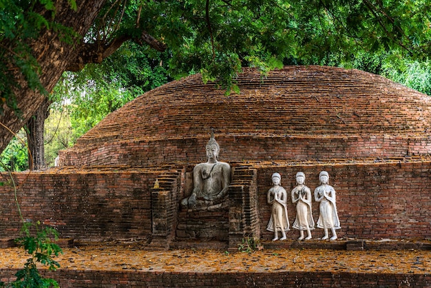 Figuras antigas de buda no templo SRI SUKHOT é um antigo templo budista no Palácio de Chan é um templo budista É uma grande atração turística em PhitsanulokTailândia