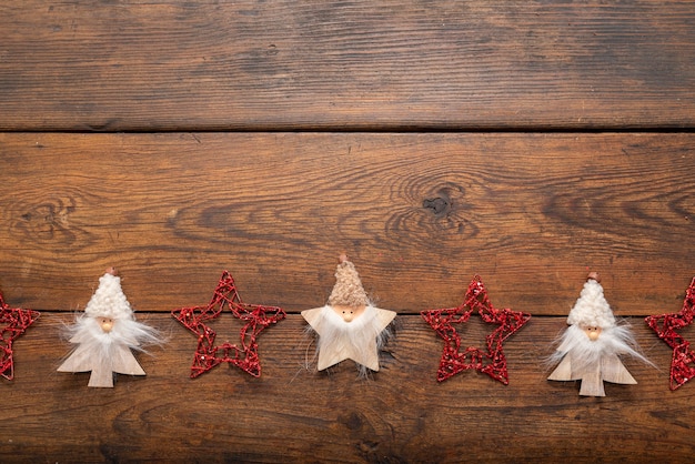 Figuras de árboles, estrellas de Navidad sobre mesa de roble