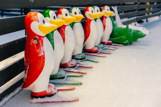 Figuras coloridas de pingüinos utilizadas por los patinadores principiantes para no caer sobre el hielo cubierto de nieve Equipo especial para enseñar a los ayudantes de patinaje a mantener el equilibrio sobre el hielo