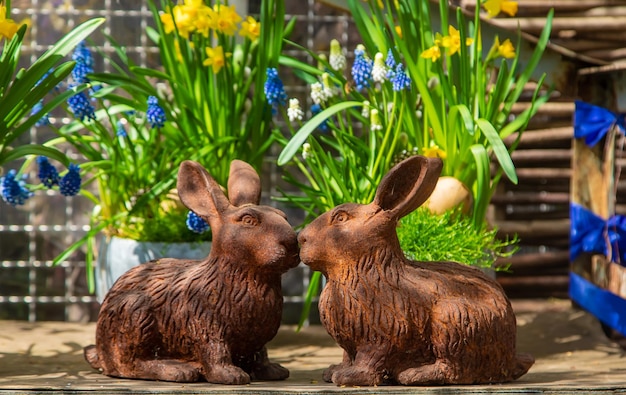 Figuras de conejos primavera pascua Enfoque selectivo