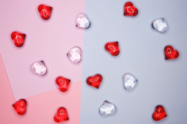 Figuras de corazones sobre un fondo pastel. día de San Valentín