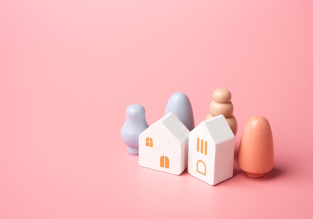 Figuras de casas e árvores em fundo rosa Comprar ou alugar uma casa Um sonho rosa em sua própria casa Hipoteca e empréstimo Habitação acessível Comprar uma casa bonita