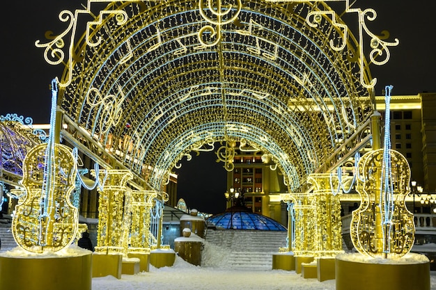 Figuras de iluminação de Natal nas ruas da cidade A tempestade de neve