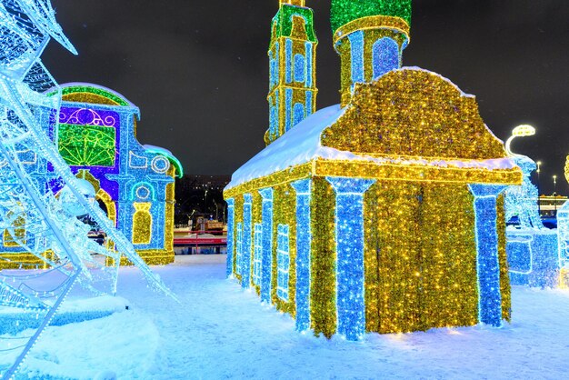 Figuras de iluminação de Natal nas ruas da cidade A tempestade de neve