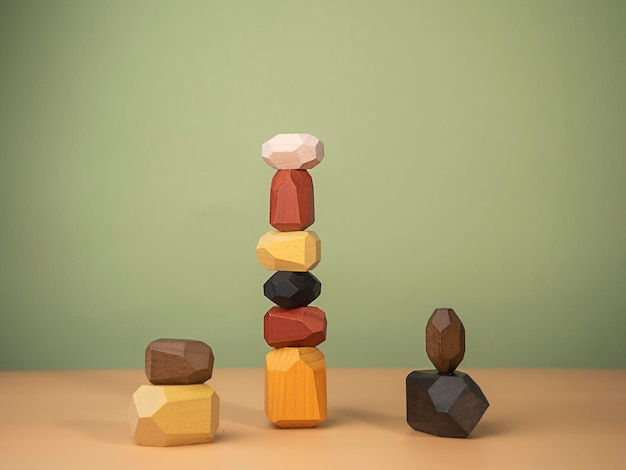 Figuras de poliedros de madeira empilhadas umas sobre as outras Figuras de equilíbrio