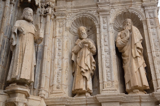 Figuras de Saint em St Mary Church Facade, Morella, Espanha