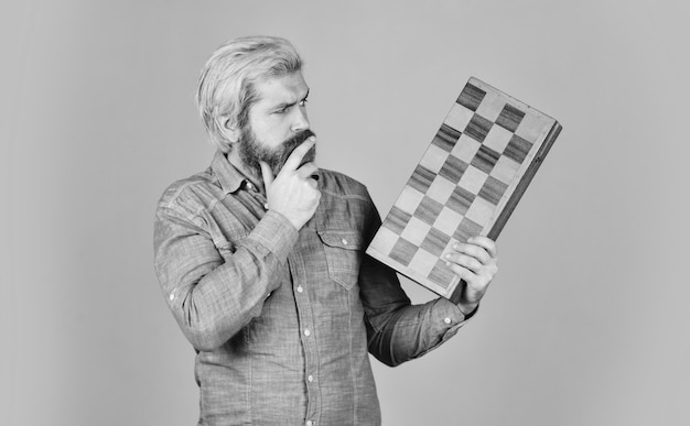Figuras de xadrez Jogos intelectuais Hipster barbudo inteligente Habilidades cognitivas Conceito de estratégia de jogo Lição de xadrez Professor competição de xadrez Jogo de tabuleiro Homem jogando xadrez Hobby e lazer