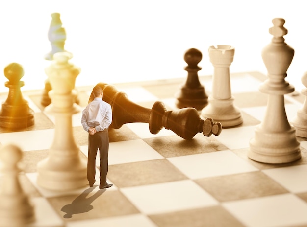 Figuras de xadrez na mesa, conceito de estratégia e empresário