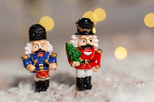 Figuras decorativas com tema de Natal. Soldados de brinquedo de Natal de um conto de fadas de quebra-nozes.