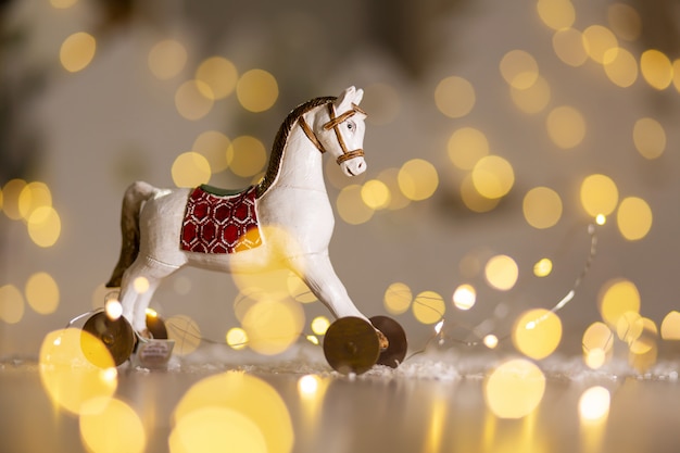 Figuras decorativas de un tema navideño. Estatuilla de un caballito