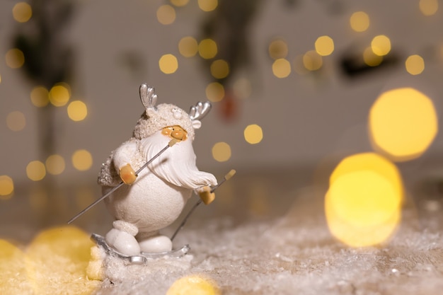 Figuras decorativas con temas navideños, una estatuilla de gnomo blanco con barba blanca está esquiando, decoración de árboles de Navidad,