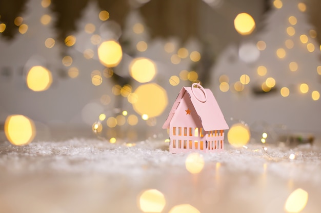 Figuras decorativas de temática navideña. Casita de juguete, cuento de navidad