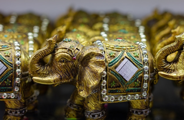 Figuras de elefante de color dorado con trompa hacia arriba