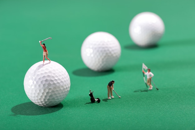 Foto figuras em miniatura de jogadores de golfe jogando golfe