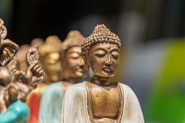 Figuras de la estatua de Buda souvenir en exhibición para la venta en el mercado callejero en Bali Indonesia Tienda de artesanías y souvenirs mostrar cerrar