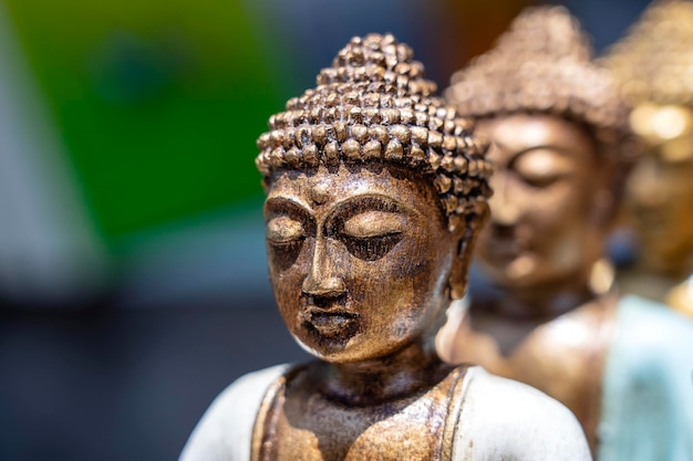 Figuras de la estatua de Buda souvenir en exhibición para la venta en el mercado callejero en Bali Indonesia Tienda de artesanías y souvenirs mostrar cerrar