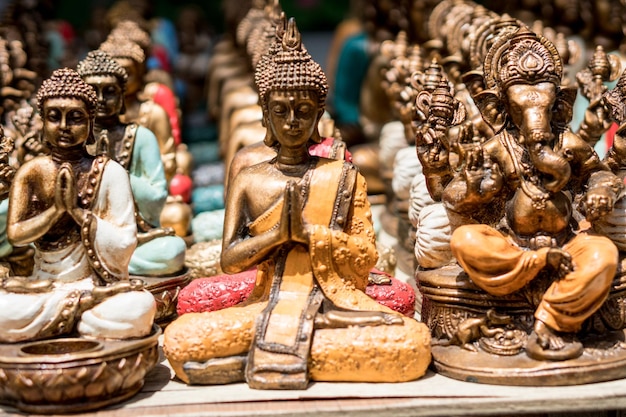 Las figuras de la estatua de Buda se venden como un recuerdo tradicional en el mercado de Ubud, Bali, Indonesia