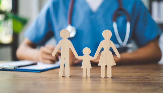 figuras familiares de madera en miniatura en una mesa de médicos que simbolizan la unidad y el apoyo a la atención médica en un c