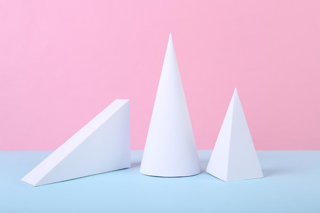 Figuras geométricas blancas sobre un fondo pastel bluepink Composición de diferentes objetos geométricos Arte conceptual Minimalismo de fondo abstracto