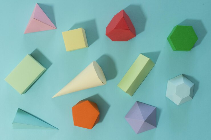 Foto figuras geométricas hechas de papel.