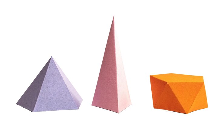Foto figuras geométricas en papel artesanal aisladas en un recorte de fondo blanco o transparente