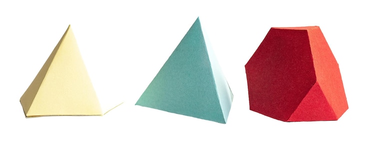 Foto figuras geométricas en papel artesanal aisladas en un recorte de fondo blanco o transparente