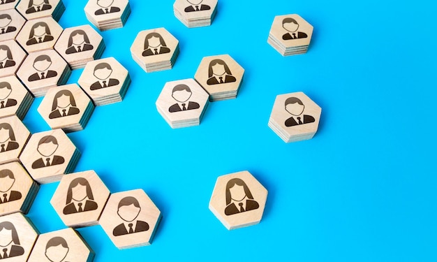 Figuras hexagonales de personas de negocios que contratan nuevos empleados y reclutan personal para encontrar candidatos
