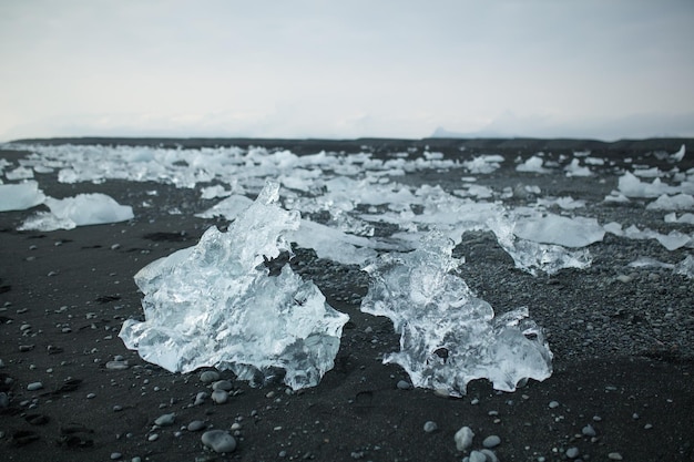 Figuras de hielo en playa negra en Islandia