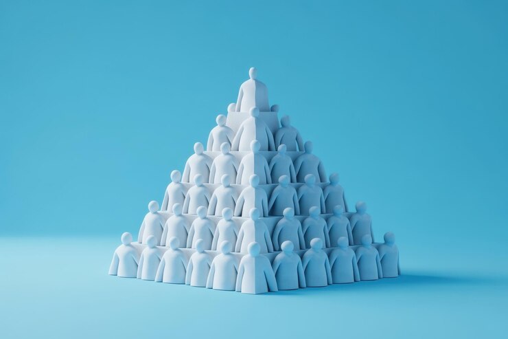 Figuras humanas blancas de pie en niveles horizontales que forman una forma de pirámide que representa la jerarquía corporativa