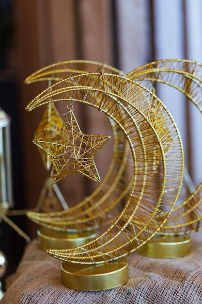 Foto figuras luminosas del mes con estrella. símbolo del islam. estrella de oro.