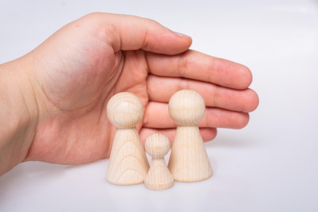 Figuras de madera de la familia como concepto de cuidado de los niños