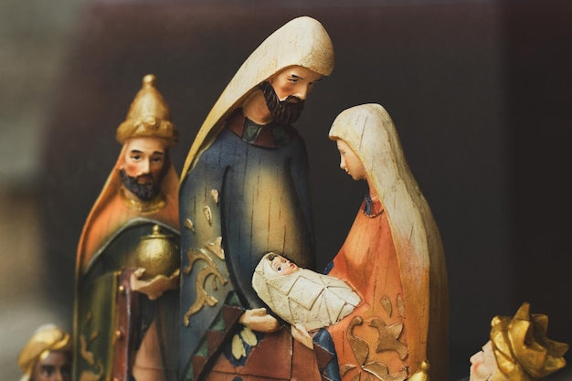 Foto figuras de madera de josé maría y jesús de una escena de la natividad creche de navidad