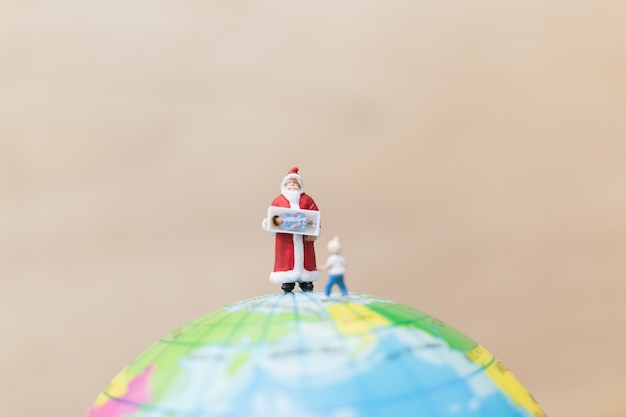 Figuras en miniatura de Santa Claus con regalo