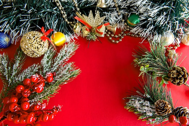 Figuras navideñas y decoración navideña sobre fondo rojo.