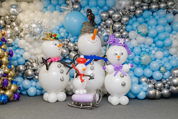 Figuras navideñas de muñecos de nieve de globos celebrando la Navidad del año nuevo