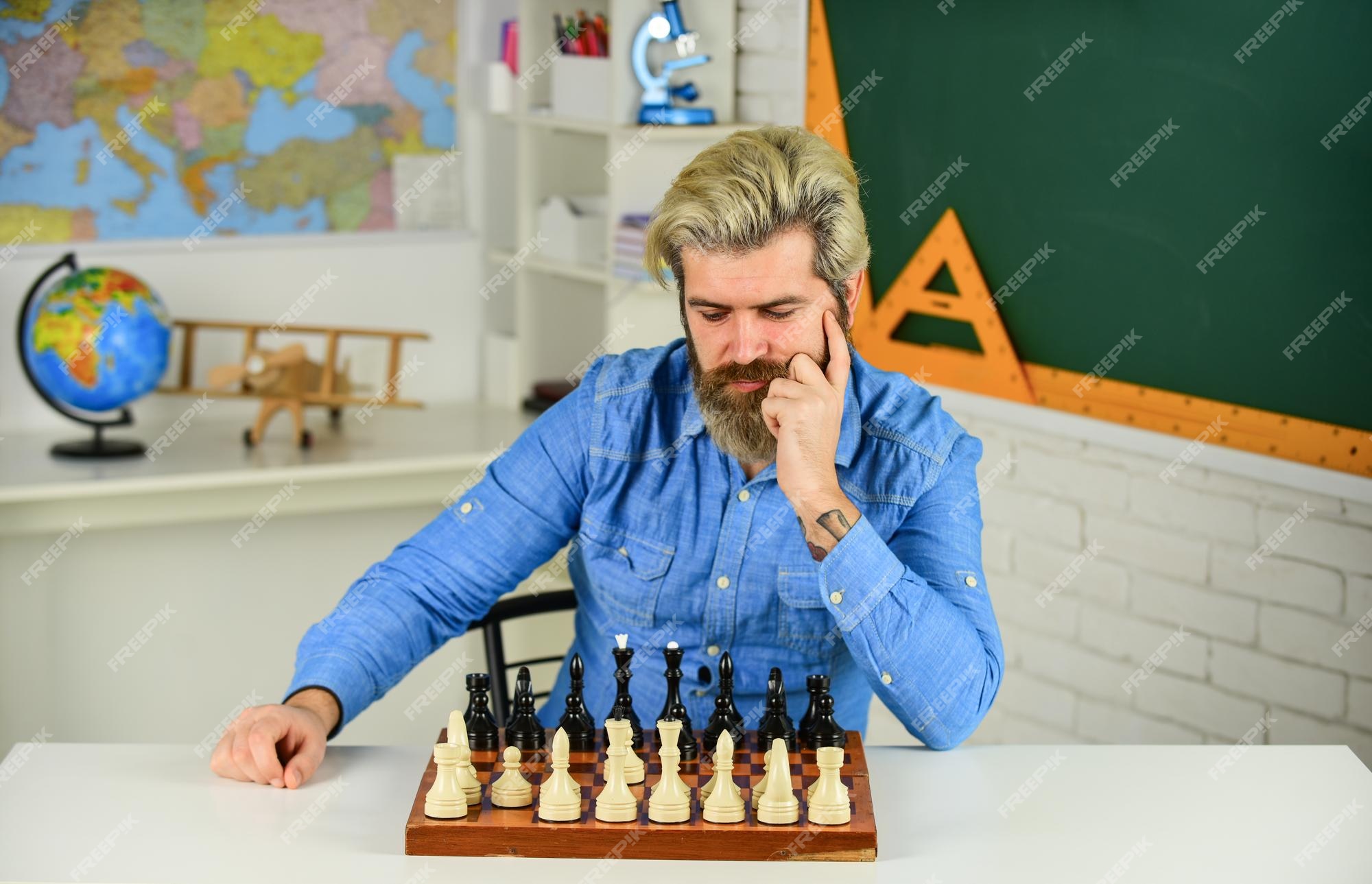 Jogo de tabuleiro homem esperto jogando xadrez passatempo intelectual todo  mestre de xadrez já foi iniciante lição de xadrez ideias de estratégia  professor em torneio conceito de estratégia gestão e liderança