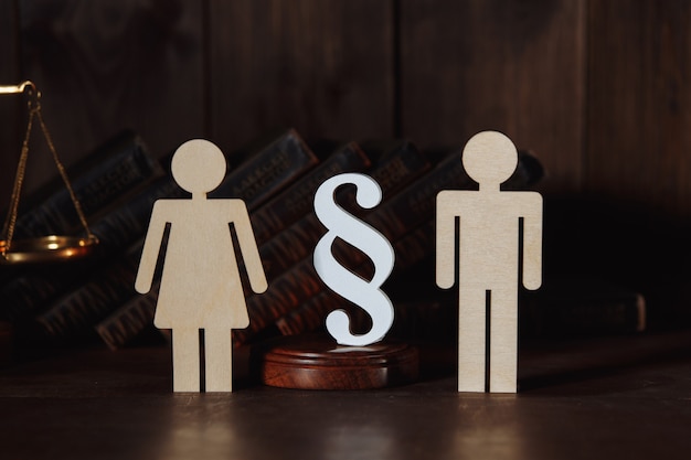 Figuras de pareja con signo de párrafo. Concepto de divorcio