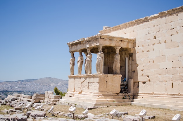 Figuras del pórtico cariátide del erecteion en la acrópolis de atenas. grecia