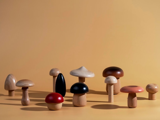 Figuras de setas de madera sobre fondo beige con espacio para texto Fondo abstracto del concepto de ecología