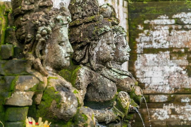 Figuras tradicionales del templo de baño en la cueva del elefante del templo de Goa Gajah en Bali, Indonesia