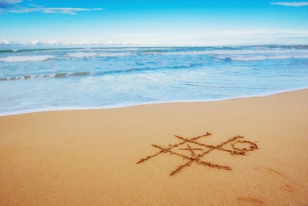 Figuren im Sand am Strand