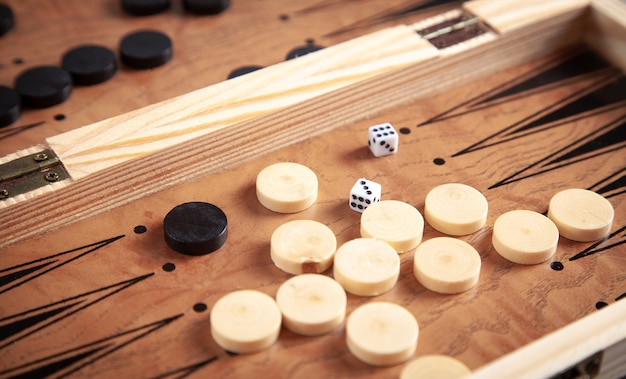 Figuren mit Würfeln. Backgammon-Brettspiel aus Holz