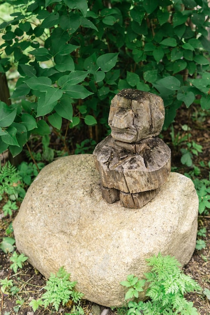 una figurilla de jardín de madera divertida tallada descuidadamente